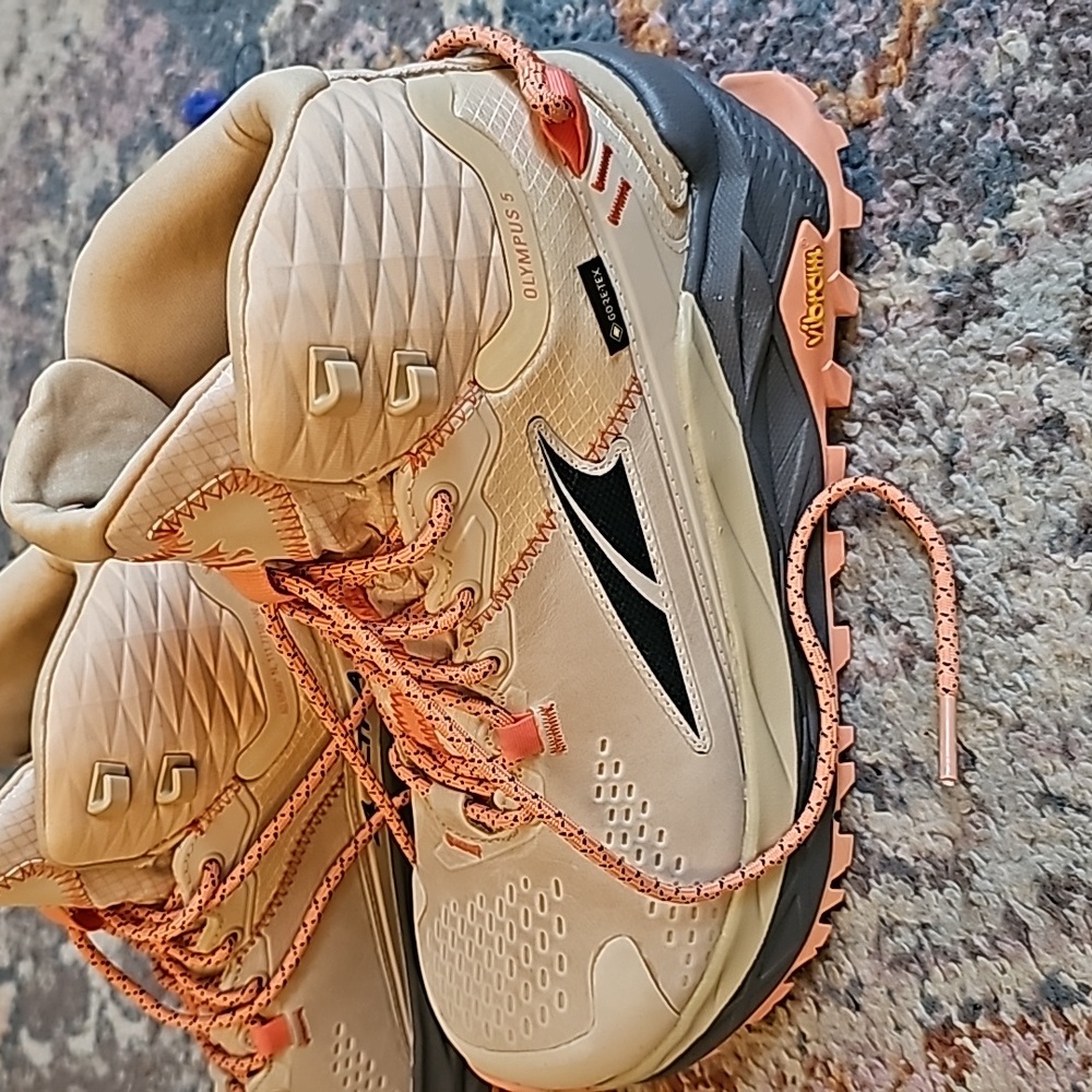 Never been warn Altra gortex hiking shoe